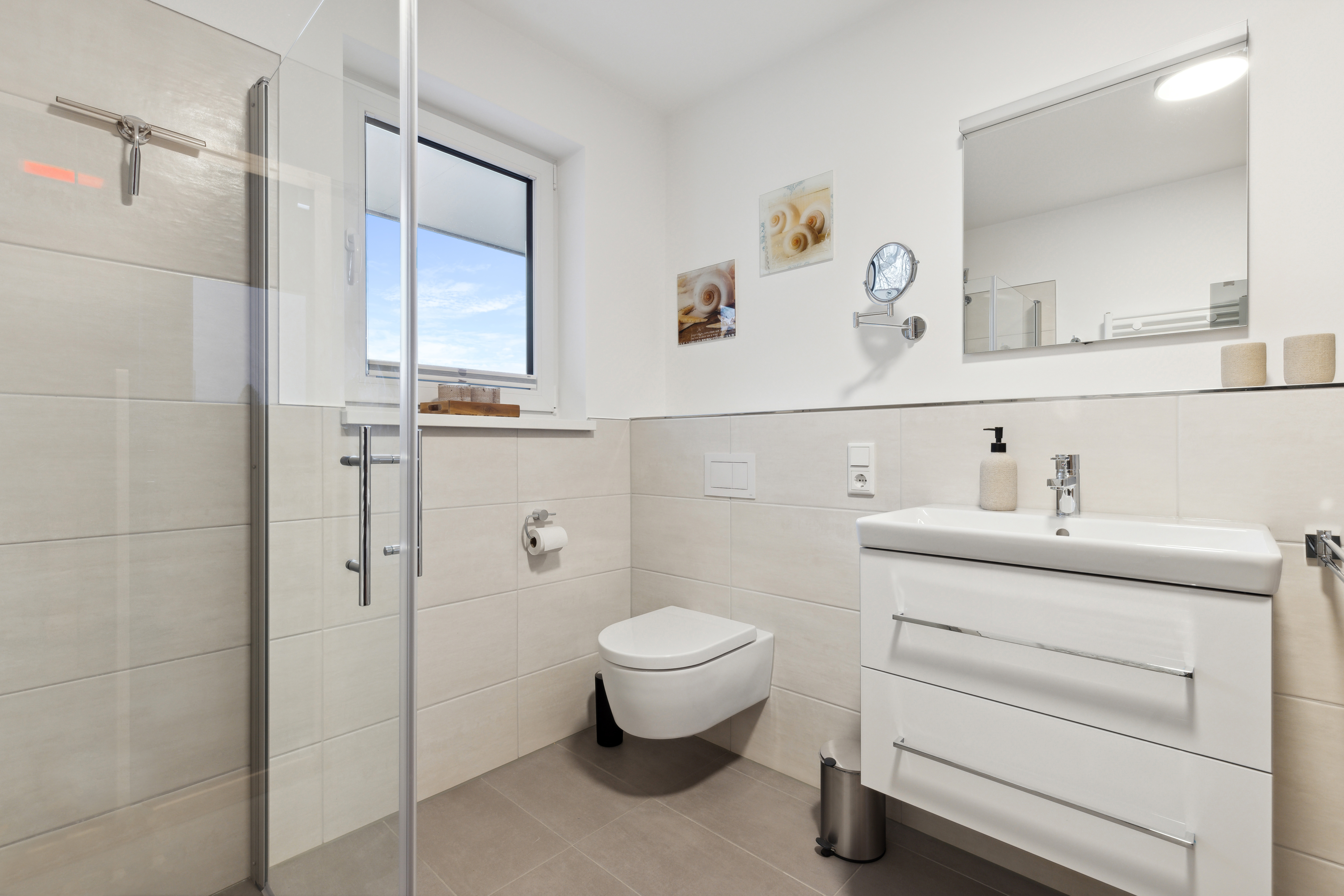 Badezimmer mit  bodentiefer Dusche und WC